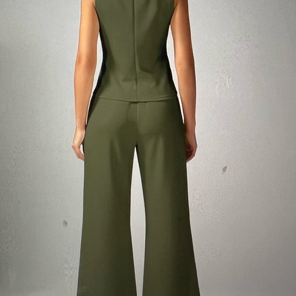 Sleeveless Two Piece Outfit - Picture 3 of 6